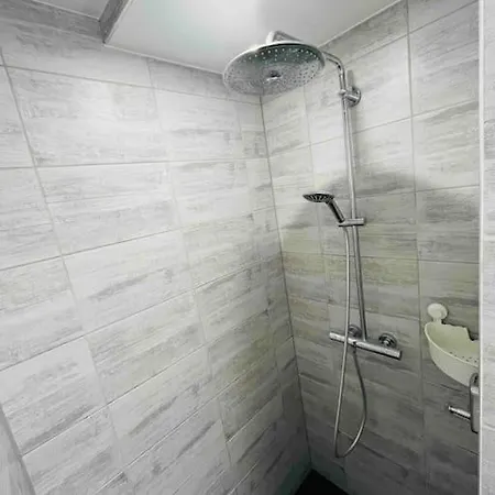 Apartament Tres Bien Equipe Et Idealement Situe. *